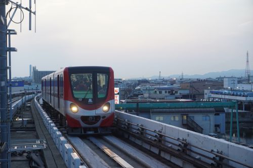 【ニュートラム】ほぼ全駅で自動放送をAIに更新。英語も追加