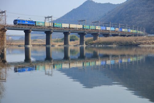 山陽本線の吉井川の水鏡に映るEF210牽引のコンテナ貨物と115系ローカル電車(熊山~万富)