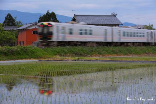 夕暮れ時の馬下行き普通列車