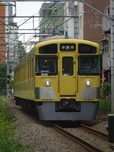 西武鉄道 多摩湖線を走る9000系 9105Fの前照灯LEDに