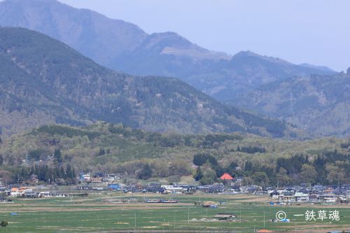 春の萌黄色と上田電鉄