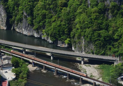 伯備線の新緑風景の高梁川橋梁を行く３８１系国鉄色の特急「やくも８号」他（井倉～広石信）