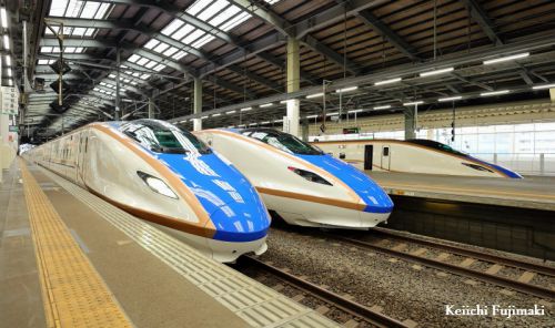 2022年ダイヤ改正後の新潟駅 E7系3並び