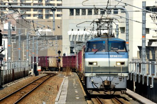 おおさか東線の高井田中央駅を通過するEF66牽引のコンテナ貨物85レ他(高井田中央駅)