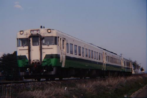 陸羽東線キハ58系 桜咲く梅ヶ沢駅 1997-04-26