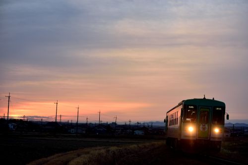 北条鉄道の朝陽に鈍く輝く北条町行きの一番列車フラワー2000ー3形(網引~粟生)