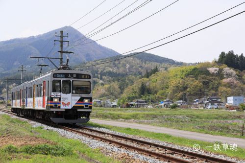 萌黄色の里山と上田電鉄