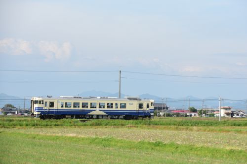 北条鉄道の田植えを待つ田園風景の中を行くキハ40形(粟生~網引)