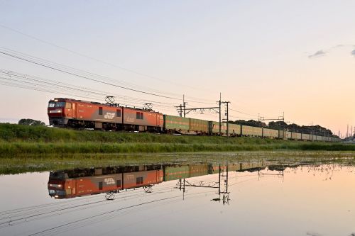 早朝の三列車を水鏡で...