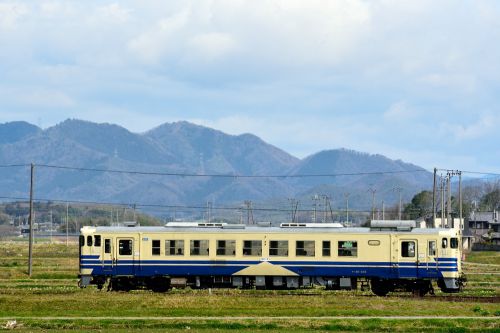 北条鉄道の土色の田園地帯を行く五能線色のキハ40-535号機(網引~田原)