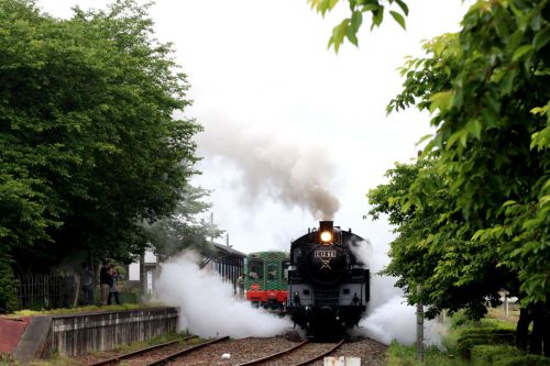 白い雲に白い煙が溶け込む西田井駅発車 - 2022年・真岡鉄道 -