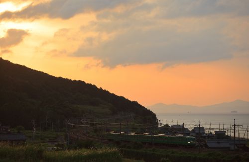 湖西線の夏の琵琶湖の朝を行く117系電車とEF510牽引のコンテナ貨物(北小松~近江高島)