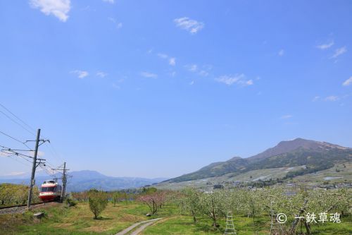 特急ゆけむり号と高社山
