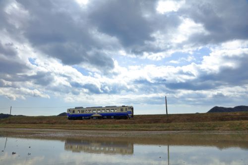 北条鉄道の春を告げる水鏡を行くキハ４０－５３５号機（法華口～播磨下里）