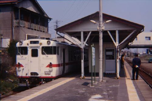 八戸線キハ40系 海が近い小さな駅 1997-04-27