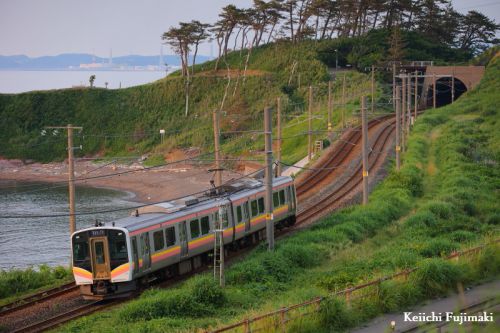 E129系普通列車 お顔に夕日が当たる