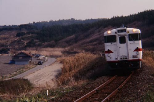 八戸線キハ40系　海が間近の有家駅　1997-04-27