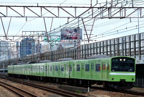 東海道本線の塚本駅を通過する201系廃車回送と221系快速電車(塚本駅)