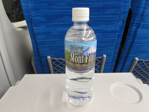 東海道新幹線の車内で「富士山の天然水」。 【2022年02月 東海道新幹線車内】