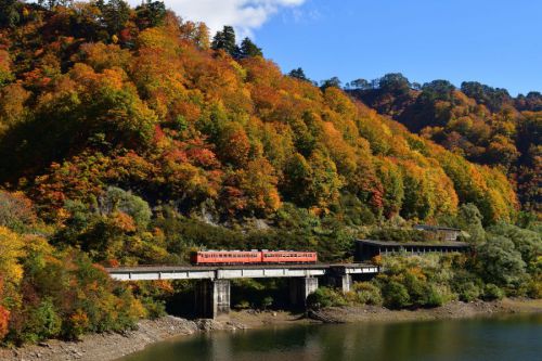 旧田子倉駅に入る紅葉号