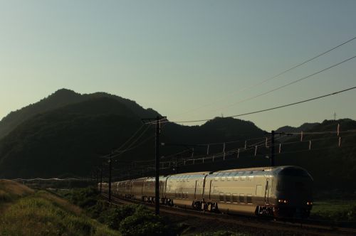 山陽本線の夏の朝陽の中を通過する285系特急「サンライズ瀬戸・出雲」他(和気~熊山)