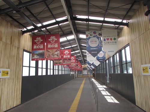 「お祭り気分」が漂う、西武秩父駅の跨線橋。 【2021年05月 埼玉県秩父市】