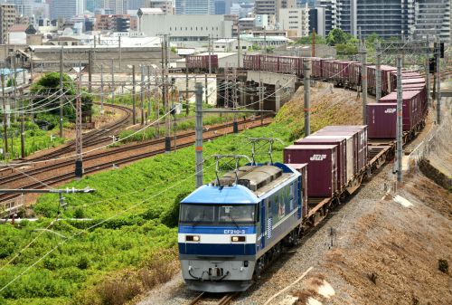 東海道本線の加島陸橋を通過するEF210ー3号機牽引のコンテナ貨物と289系特急「こうのとり号」(塚本信~尼崎)