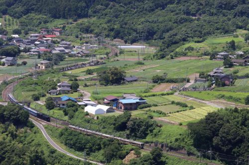 汽車と電車が行き違う - 2022年夏・上越線 -