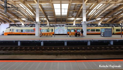 新潟駅停車中のいなほ10号とホーム情景