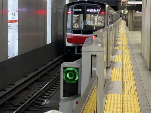 【御堂筋線】電車とホームドアの戸開閉、連動開始