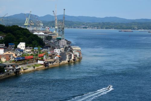 山陽本線の尾道水道に沿って行くEF210牽引のコンテナ貨物とキハ47系観光列車「etSETOra」(東尾道~尾道)