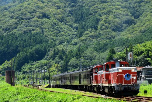山口線の盛夏の篠目駅を出発するDE10重連「DLやまぐち号」他(篠目駅)
