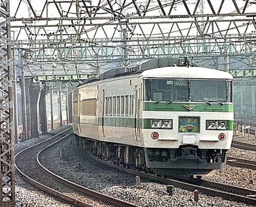 【JR東日本】<ニュースリリース>「新幹線リレー号」活躍当時のカラーリングが復活! 185 系が5編成並ぶ撮影会を開催します