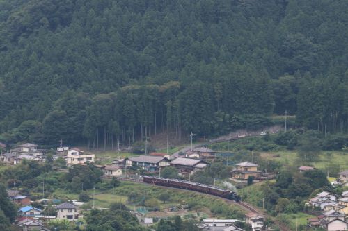 白久の築堤にささやかな白煙 - 2022年・秩父鉄道 -