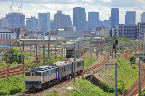 東海道本線の加島陸橋を通過するEF65ー1128号機牽引のキハ120配給列車(塚本信・塚本~尼崎)