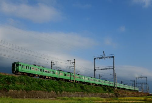 湖西線の比叡山系の白い雲ををバックに行く113系ローカル電車他(小野~和邇)