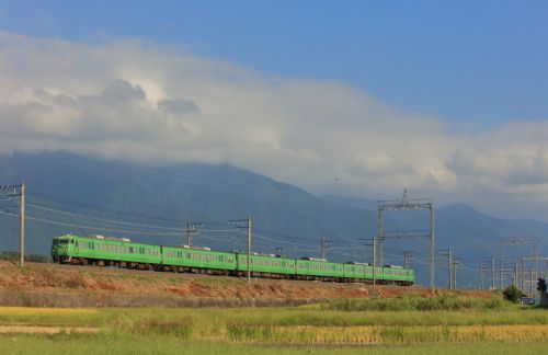 湖西線の雲のかかった比叡山系をバックに行く117系ローカル電車他(小野~和邇)