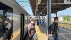 終点銀水駅の2駅手前、熊本県西部北端の荒尾駅にて、折り返し始発普通鳥栖行きに同一ホーム6分差お乗り継ぎ