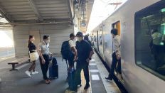 久留米駅で始発区間快速門司港行きに階段経由ですがお乗り継ぎ