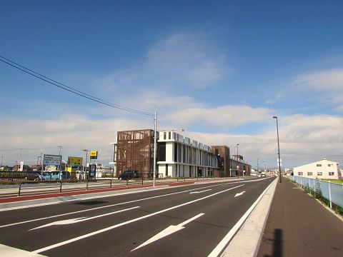 見た目は郊外の大型家具店？仙台市営地下鉄東西線の終点・荒井駅前。　【2016年08月　宮城県仙台市】