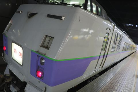 特急宗谷に入った前後スラントノーズ+キロ9の代走と四季島が並んだところを