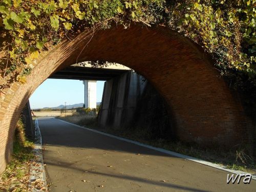 JR筑後船小屋駅に残るレンガアーチ橋・レンガ橋台 (筑後市津島)