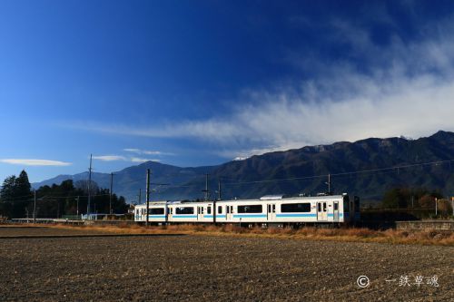 表銀座を仰ぎ見る細野駅