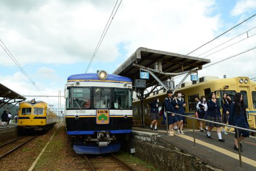 学生の足、川跡で3方接続(一畑電車2102編成引退へ)