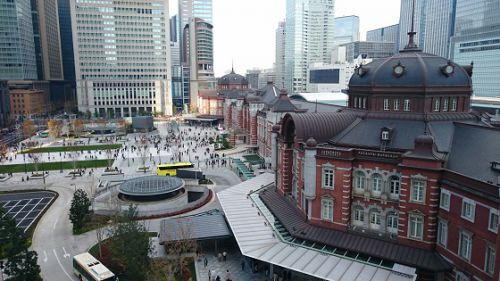 東京駅丸の内駅前広場と東京駅発着シーンを一望!