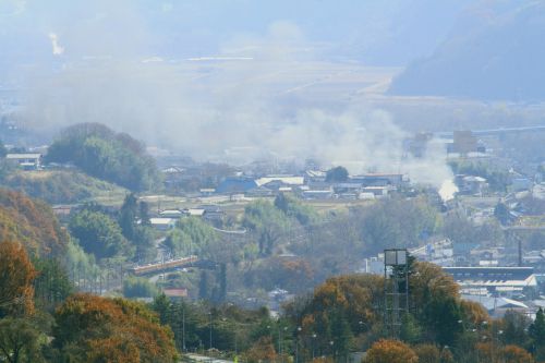 遠くでかぼちゃ色の電車と蒸気機関車がすれ違う - 上越線・2017年晩秋 -
