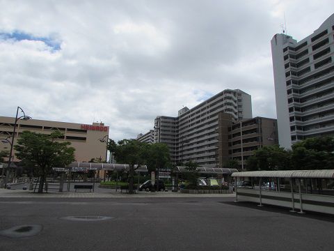 駅前で、壁のように立ち並ぶマンション群。 【2017年08月 滋賀県栗東市】