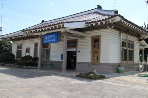 KORAIL東海南部線 佛國寺駅 世界遺産仏国寺への最寄り駅 旧JR奈良駅を思い浮かべる外観