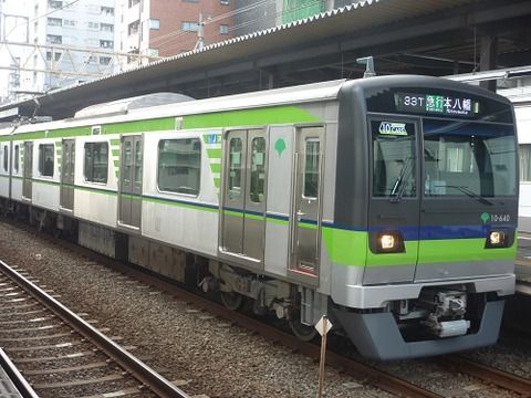 運行開始20年を迎える都営新宿線の急行列車