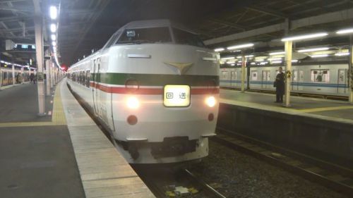 中野駅を出発する183系 グレードアップあずさ